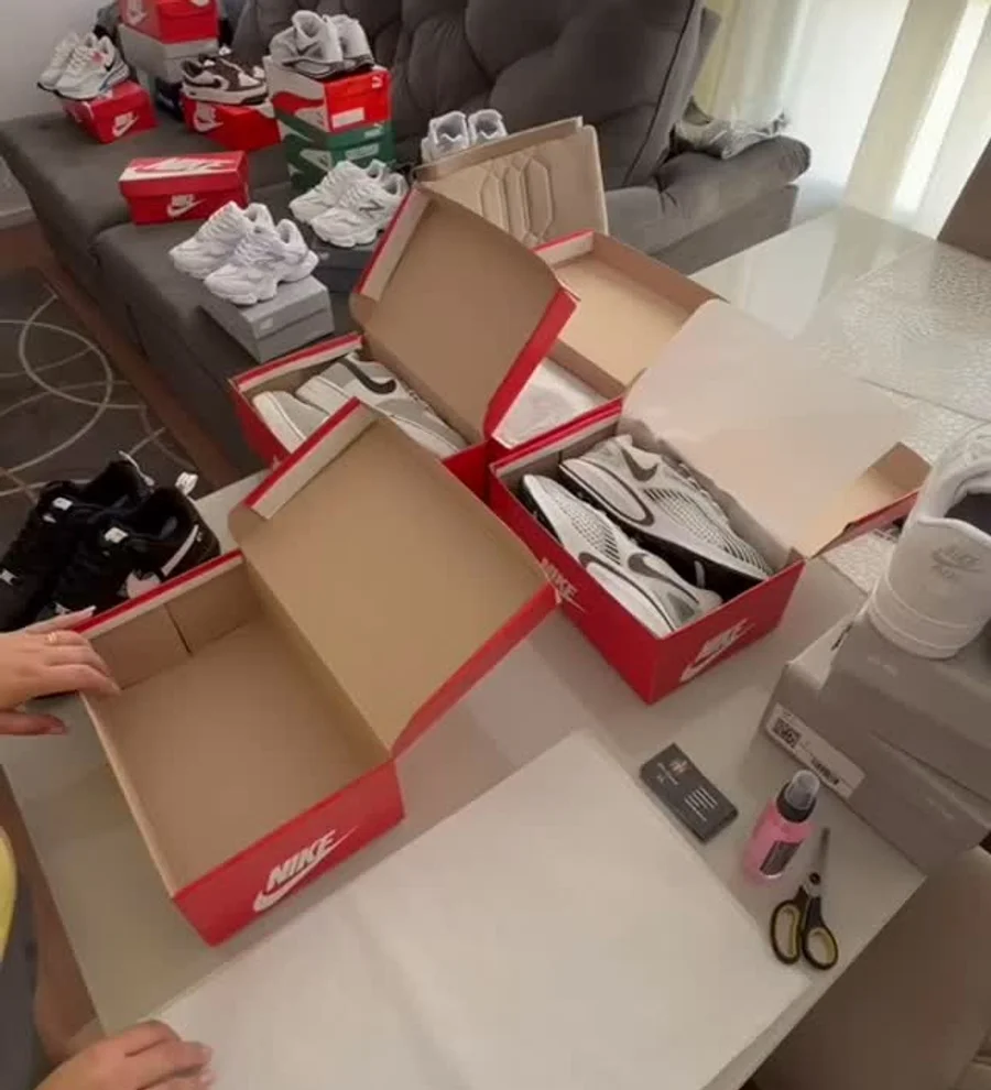 As caixas abertas na mesa, com os pares separados e o papel de embrulho