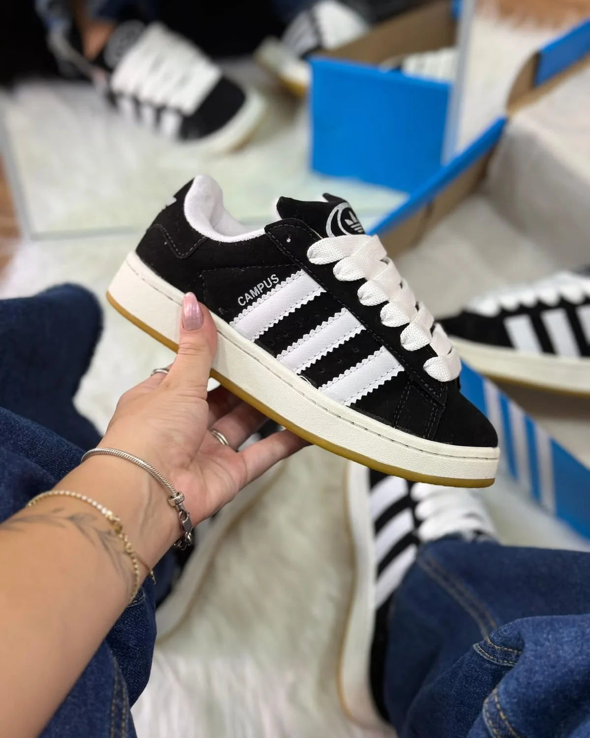 Adidas Campus preto na mão