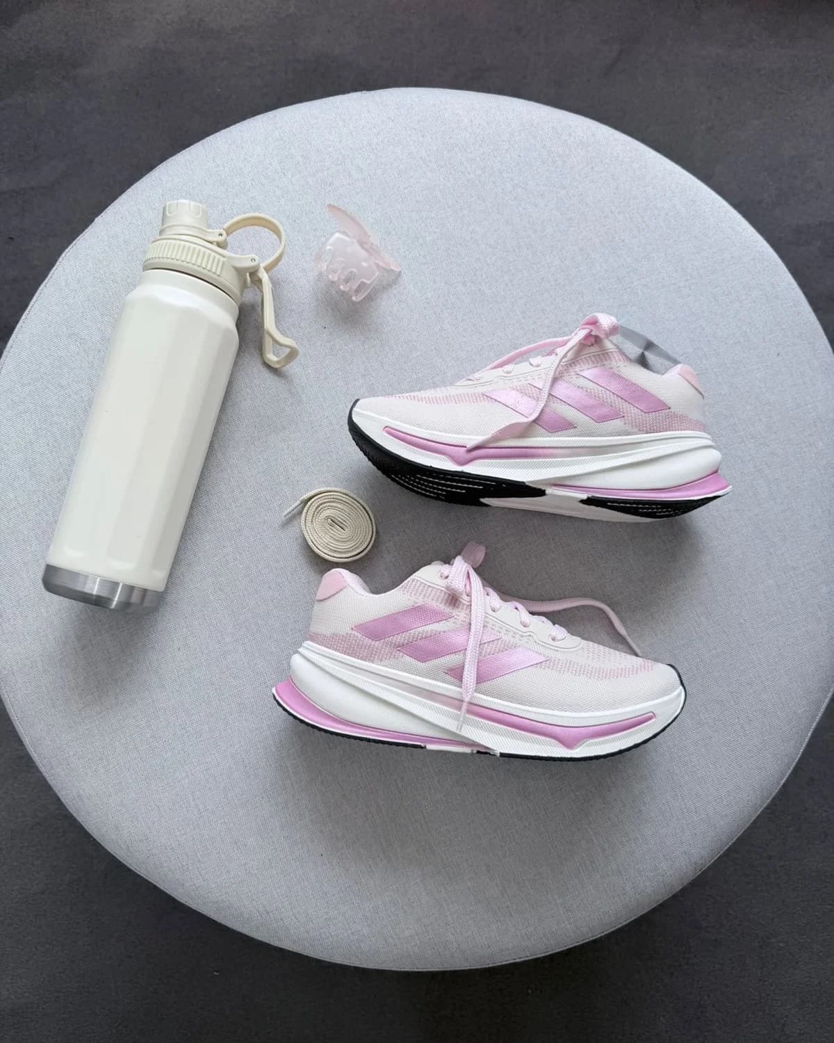 Adidas de corrida rosa e branco