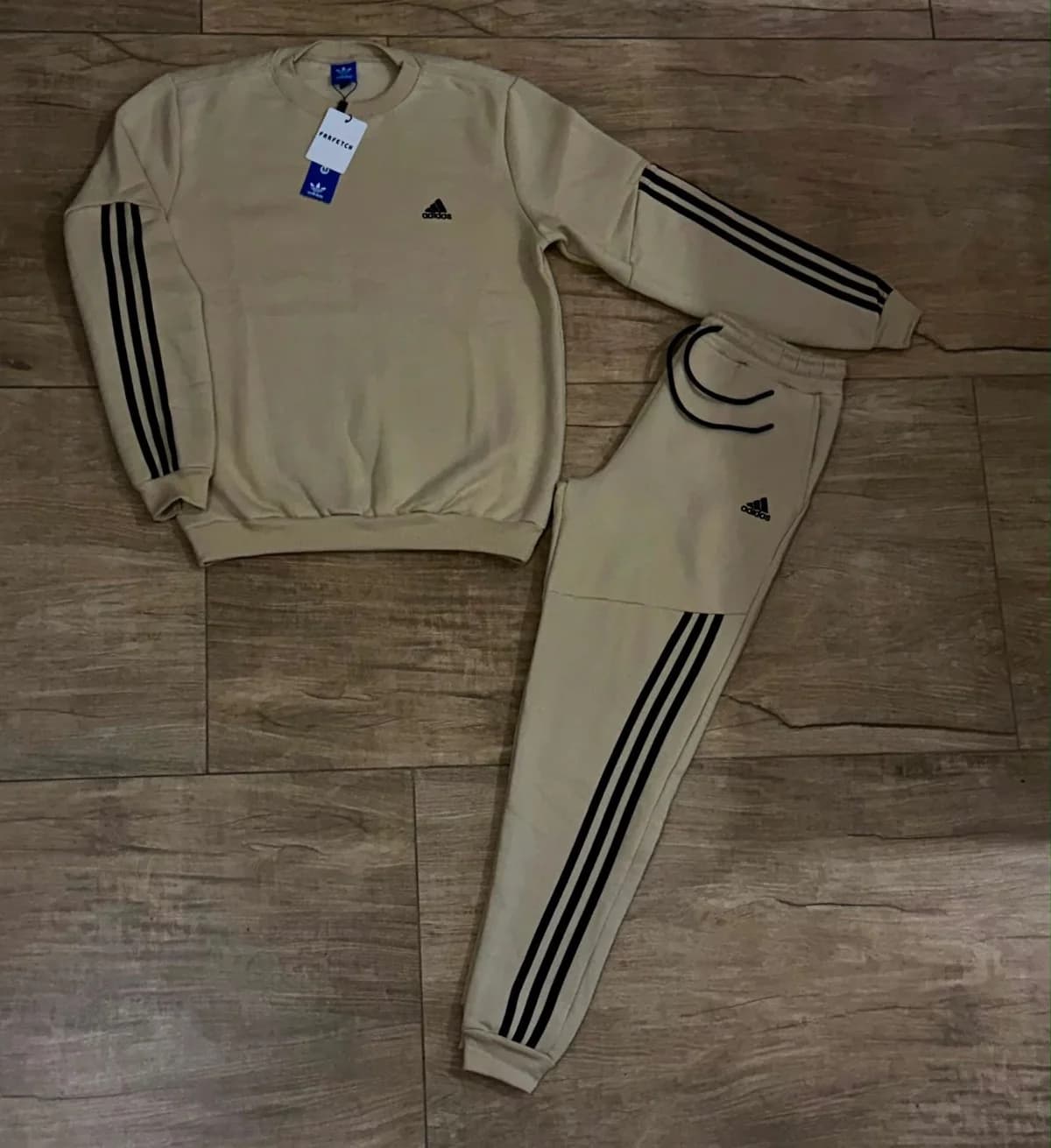 Agasalho Adidas bege