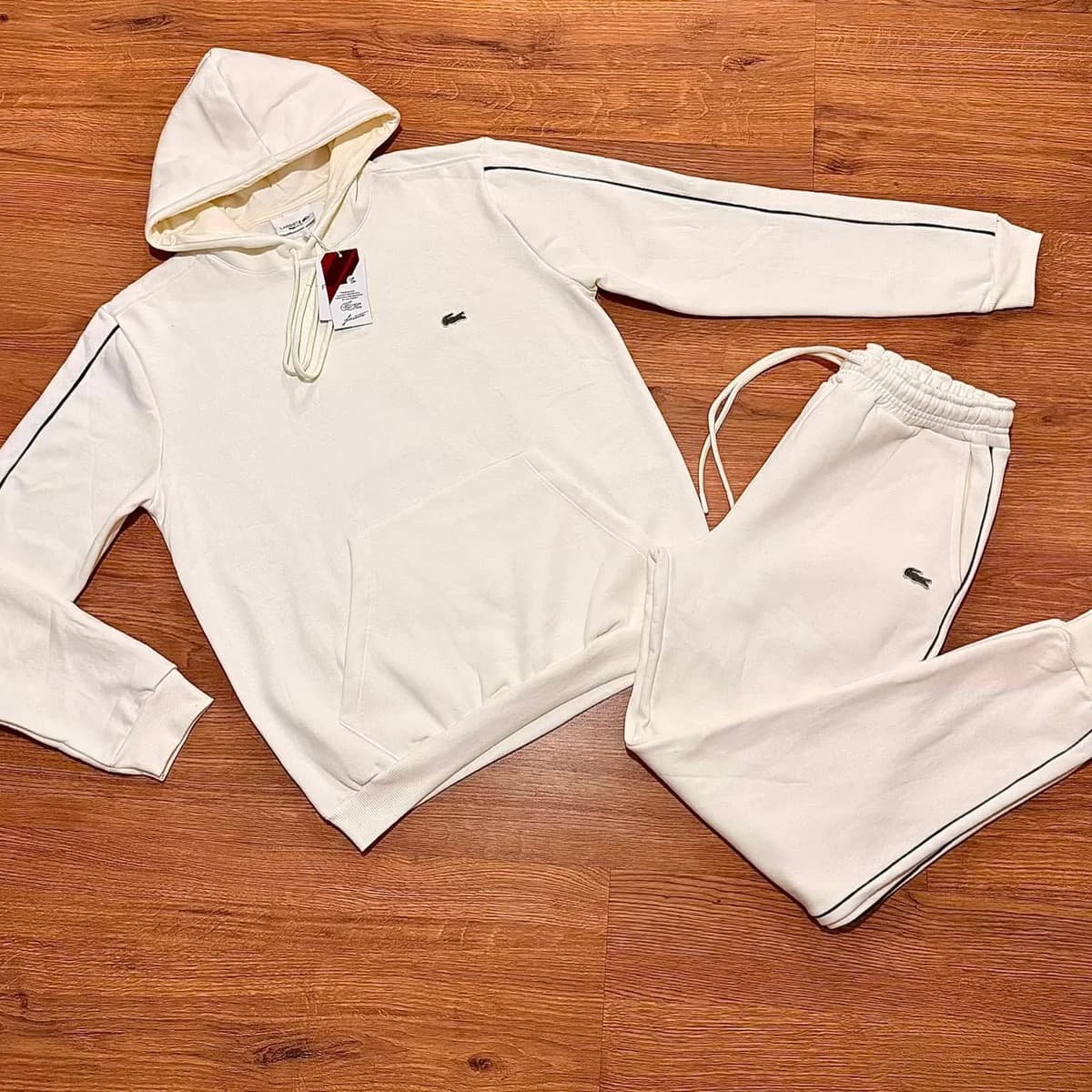 Agasalho Lacoste creme com capuz