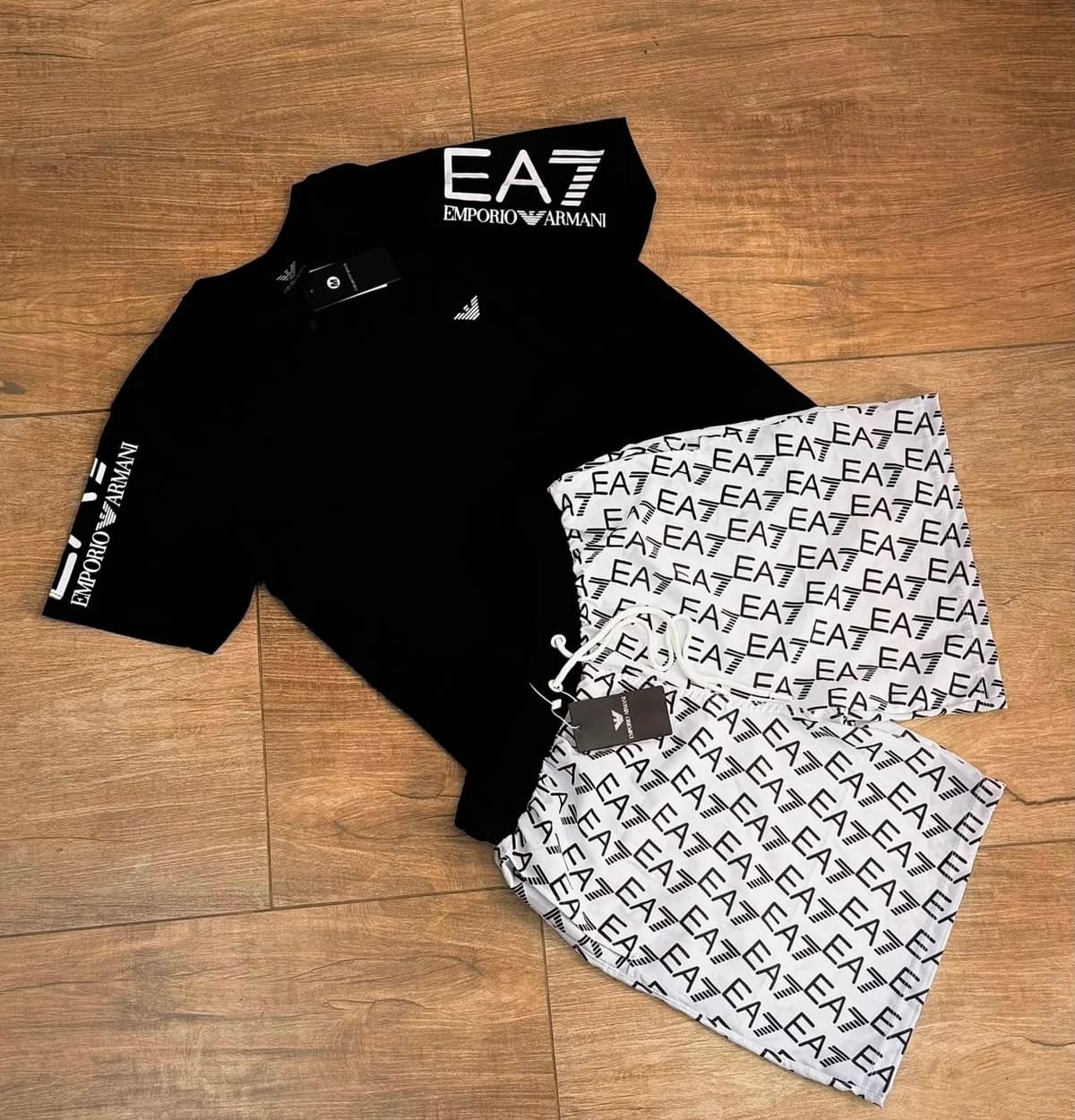 Conjunto EA7 preto com monograma