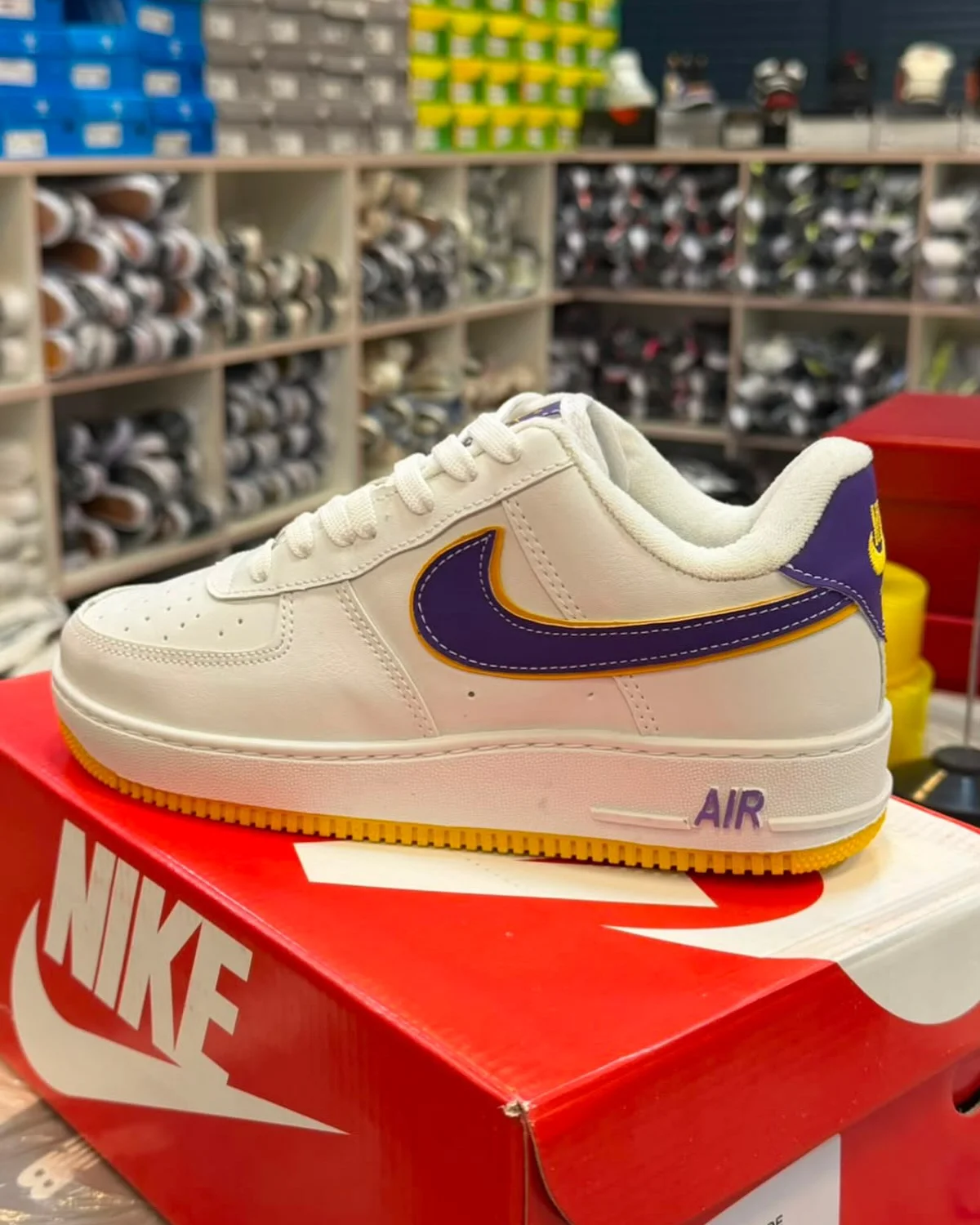 Nike Air Force 1 creme e roxo