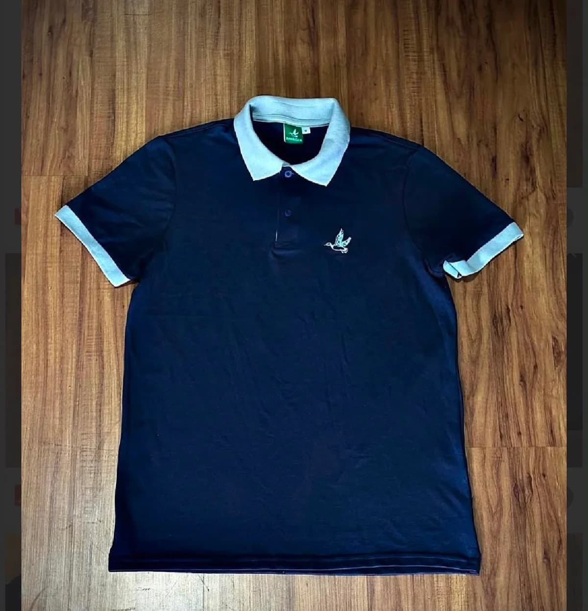 Polo Lacoste marinho com gola azul claro